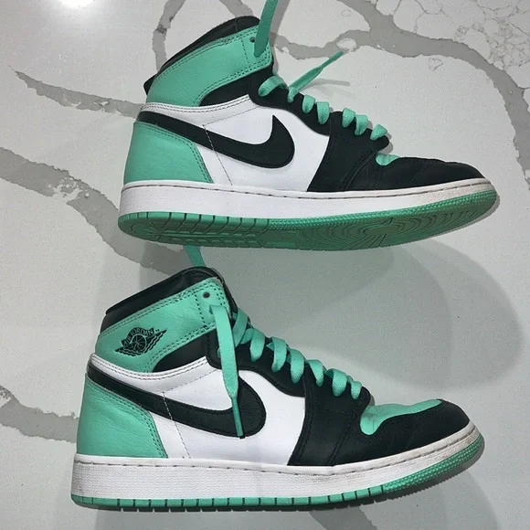 NIKE - Air Jordan 1 Retro High OG Shoes - Picture 3 of 4